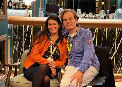 Rosario Raro en Canfranc con uno de los participantes de un retiro Creativo literario